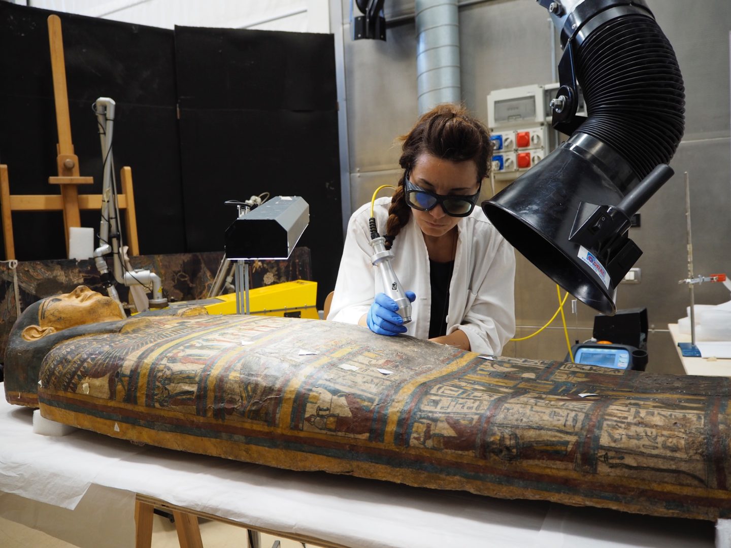 Pulitura laser di sarcofago egizio alla venaria reale